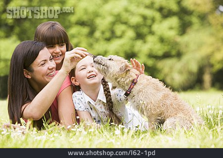 
                Mutter, Hund, Füttern, Tochter                   
