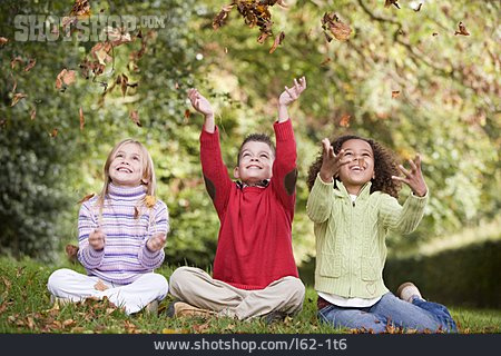 
                Kind, Spaß & Vergnügen, Freundschaft, Herbstlaub                   