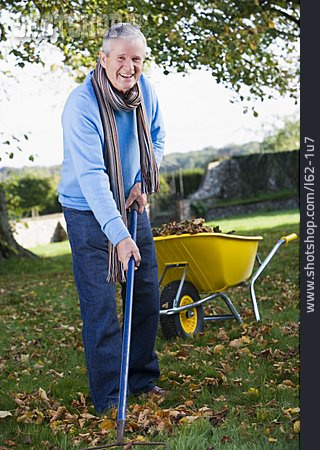 
                Aktiver Senior, Gartenarbeit, Gartenpflege                   