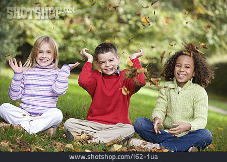 
                Kind, Spaß & Vergnügen, Herbstlaub, Freund                   