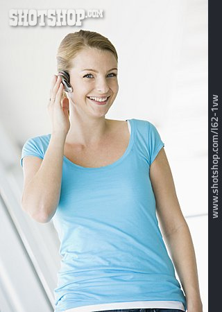 
                Junge Frau, Mobile Kommunikation, Headset                   