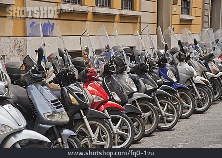 
                Parken, Italien, Motorroller                   