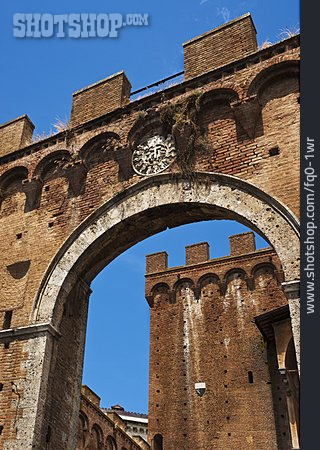 
                Stadttor, Siena, Porta Romana                   