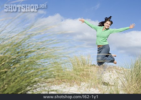 
                Junge Frau, Sorglos & Entspannt, Lebensfreude, Luftsprung                   