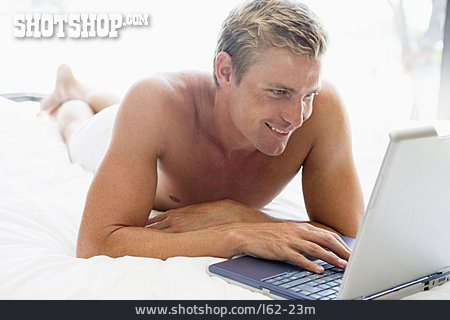 
                Mann, Laptop, Nackter Oberkörper                   