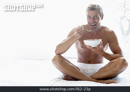 
                Mann, Gesunde Ernährung, Frühstück, Müsli                   