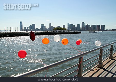
                Skyline, Luftballon, New York, Hudson River                   