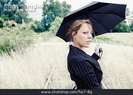 
                Junge Frau, Frau, Warten, Regenschirm                   