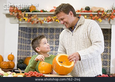 
                Vater, Sohn, Halloween, Kürbislaterne                   
