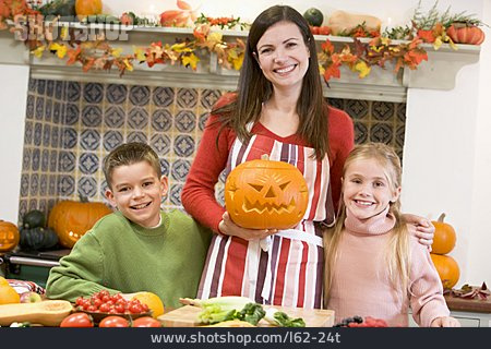 
                Mutter, Tochter, Sohn, Halloween, Kürbislaterne                   