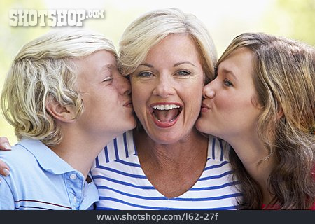 
                Mutter, Küssen, Tochter, Sohn                   