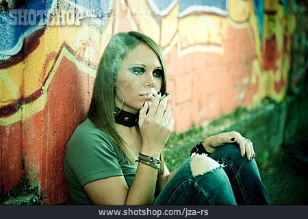 
                Junge Frau, Lifestyle, Rauchen                   