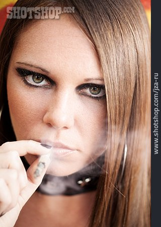 
                Junge Frau, Zigarette, Rauchen                   