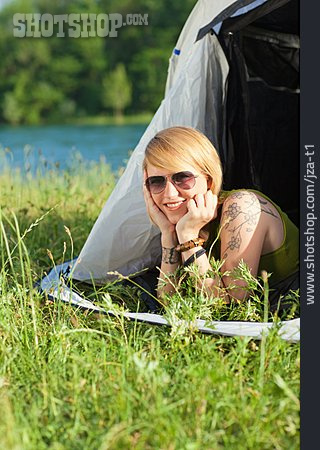 
                Junge Frau, Zelten, Camping                   