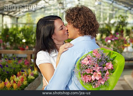 
                Blumenstrauß, Küssen, Liebespaar, Gartenmarkt                   