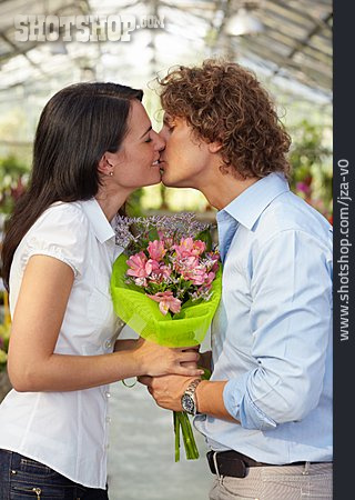 
                Blumenstrauß, Kuss, Liebespaar                   