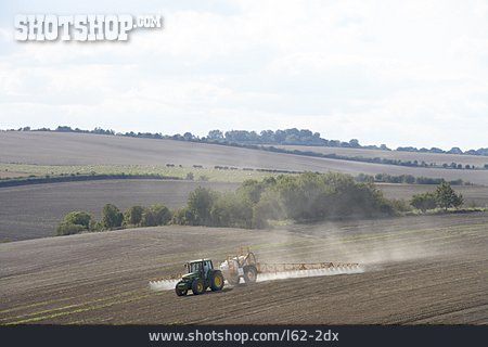 
                Feld, Landwirtschaft, Traktor, Düngen                   