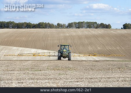 
                Landwirtschaft, Traktor, Getreidefeld, Düngen                   