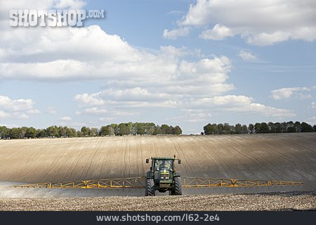 
                Landwirtschaft, Traktor, Getreidefeld, Düngen                   