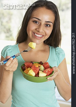 
                Junge Frau, Gesunde Ernährung, Essen, Obstsalat                   
