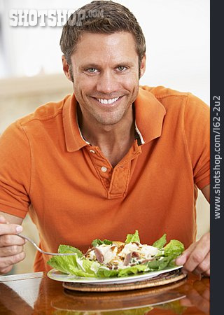 
                Mann, Gesunde Ernährung, Essen, Caesar Salad                   