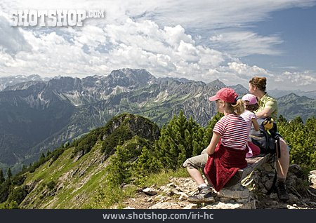 
                Familie, Aussicht, Bergwandern, Wanderurlaub                   