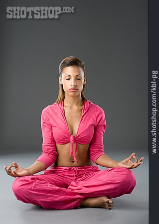 
                Junge Frau, Entspannung, Yoga, Meditieren                   