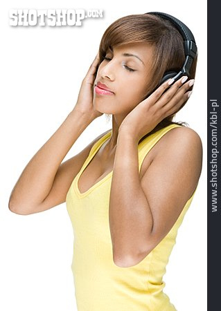 
                Junge Frau, Kopfhörer, Entspannen, Musik Hören                   