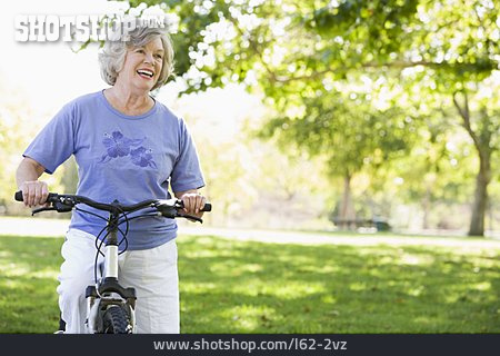 
                Seniorin, Fahrradfahrerin                   