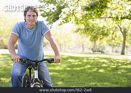 
                Junger Mann, Fahrradfahrer                   