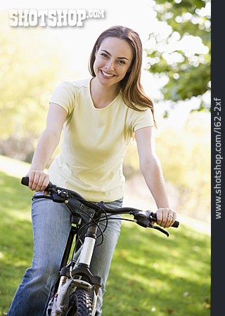 
                Junge Frau, Fahrradfahrerin                   