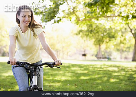 
                Junge Frau, Fahrradfahrerin                   