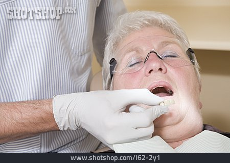 
                Frau, Zahnarzt, Zahnersatz                   