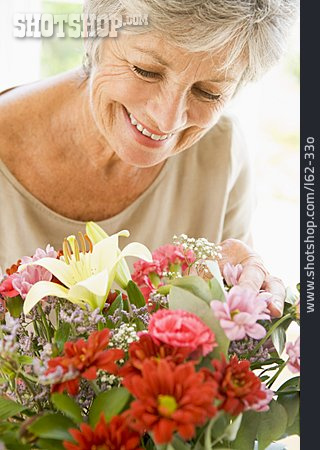 
                Frau, Blumenstrauß, Blumengeschenk                   