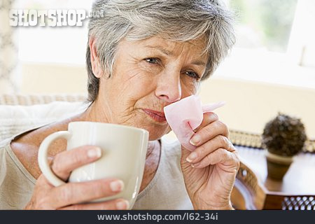 
                Frau, Seniorin, Erkältung, Grippe                   