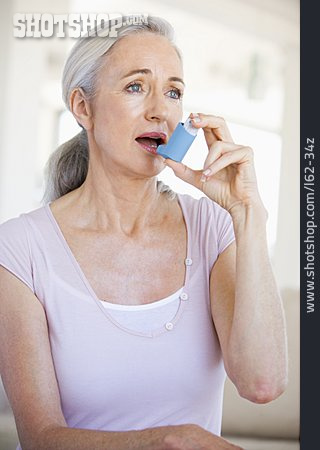 
                Inhalieren, Asthmaanfall, Asthmatikerin                   