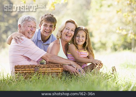 
                Enkel, Picknick, Großeltern, Familienausflug                   