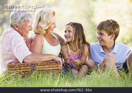 
                Enkel, Picknick, Großeltern, Familienausflug                   