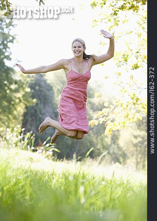 
                Junge Frau, Glücklich, Lebensfreude, Luftsprung                   