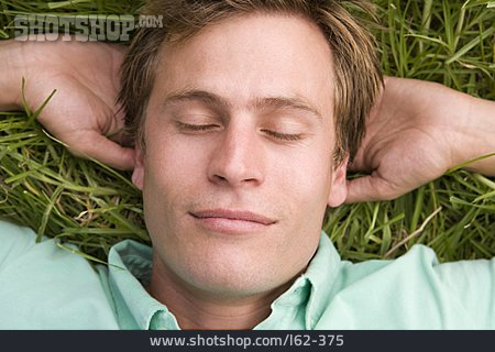 
                Junger Mann, Schlafen, Entspannung                   