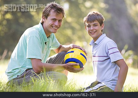 
                Vater, Sohn, Ballspiel                   