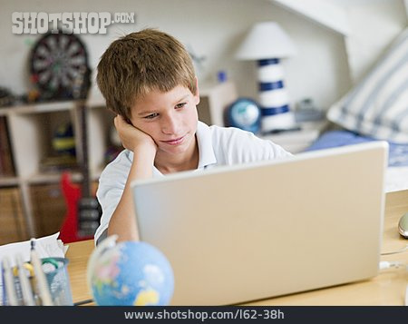 
                Junge, Gelangweilt, Laptop, Internet                   