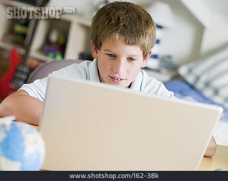 
                Junge, Laptop, Internet, Konzentriert                   