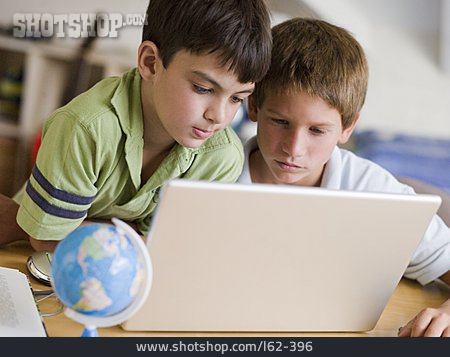 
                Junge, Laptop, Internet, Freunde                   
