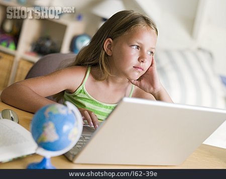 
                Mädchen, Nachdenklich, Laptop, Internet                   