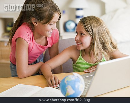 
                Mädchen, Laptop, Internet, Freundin                   
