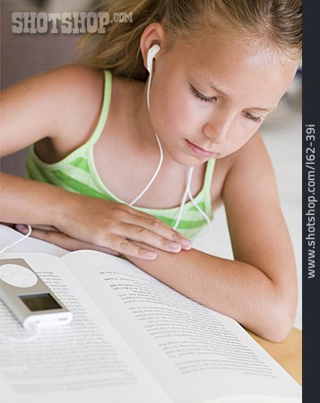 
                Mädchen, Lesen, Konzentriert, Musik Hören                   
