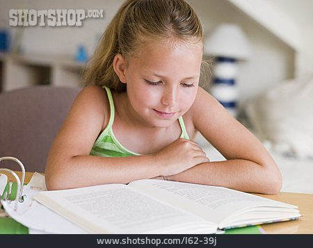 
                Mädchen, Lesen, Hausaufgaben, Konzentriert                   