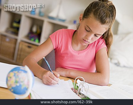 
                Mädchen, Schreiben, Hausaufgaben, Konzentriert                   