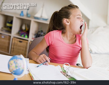 
                Mädchen, Gähnen, Hausaufgaben, Stress & Belastung                   